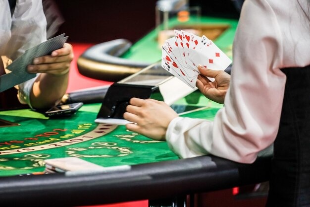 catur Top Trend Gaming section showing trending slot games and live-dealer tables